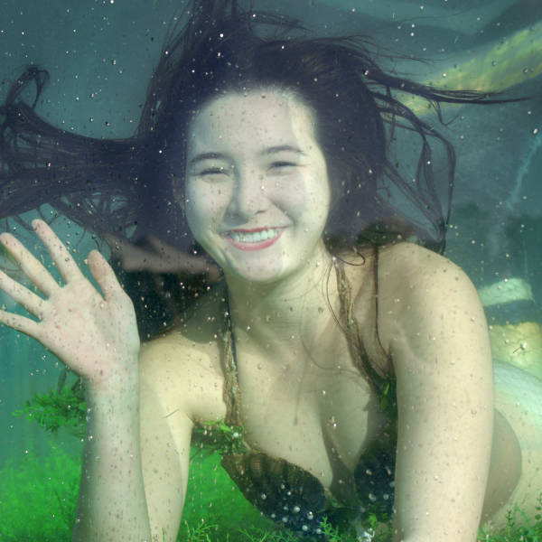 Mermaid smiling from underwater at Winterfest